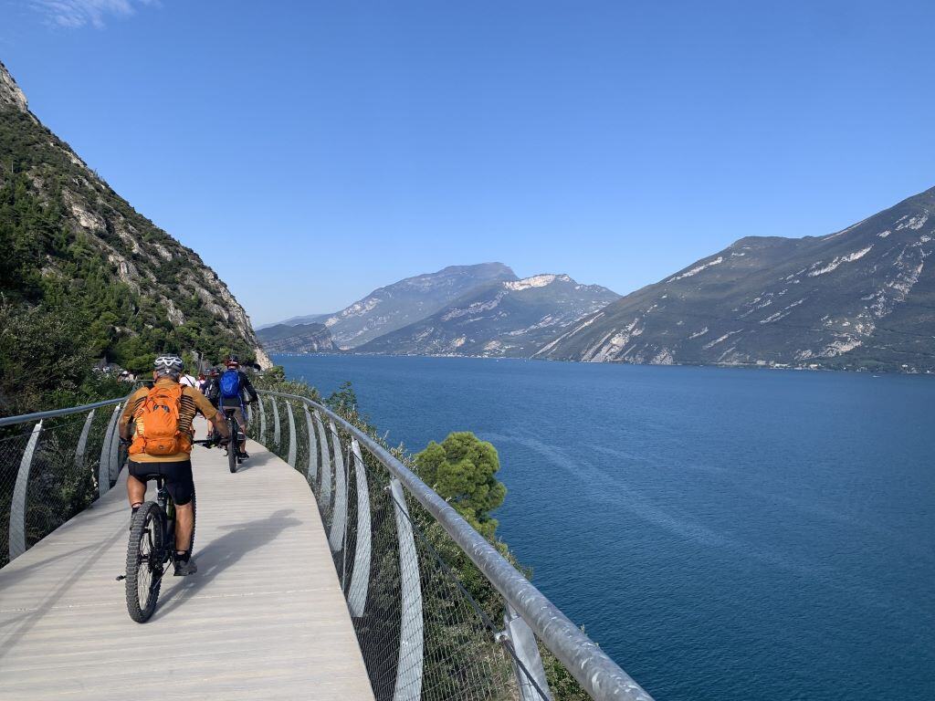 Entrevue avec notre expert : découvrir le lac de Garde à vélo